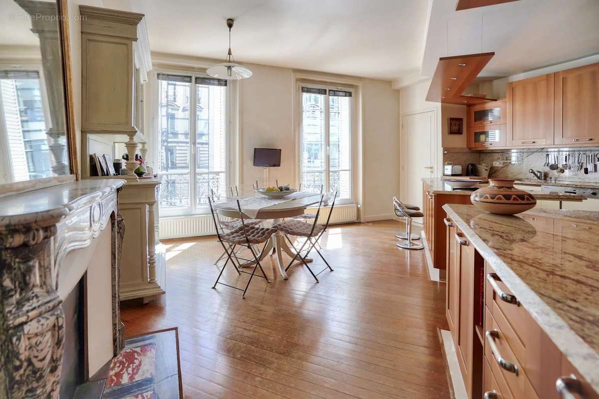 Appartement à PARIS-16E