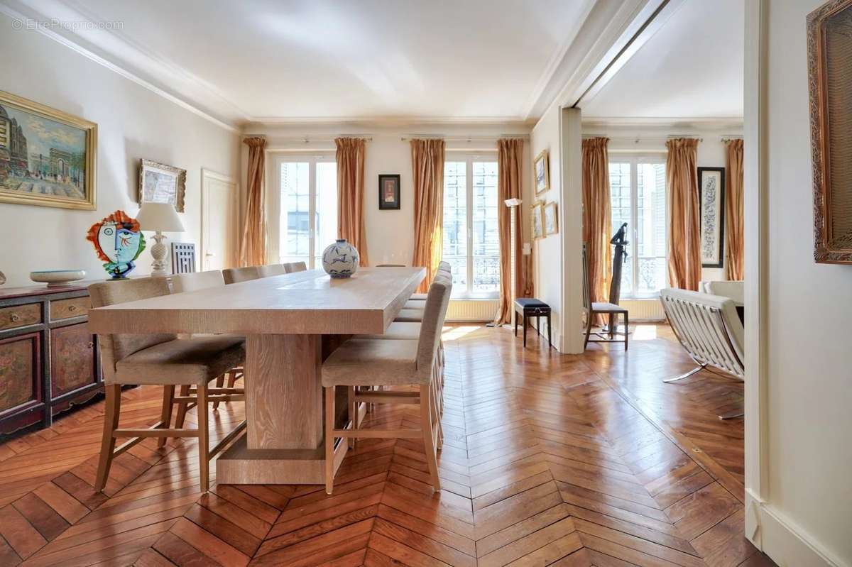 Appartement à PARIS-16E