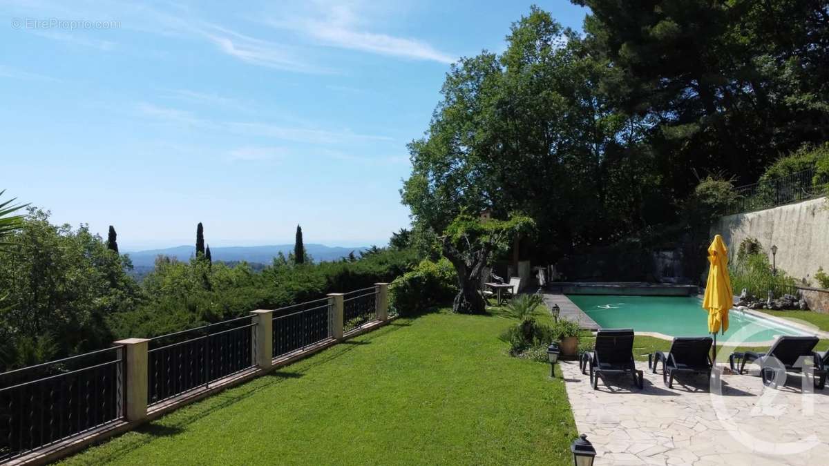 Maison à CHATEAUNEUF-GRASSE