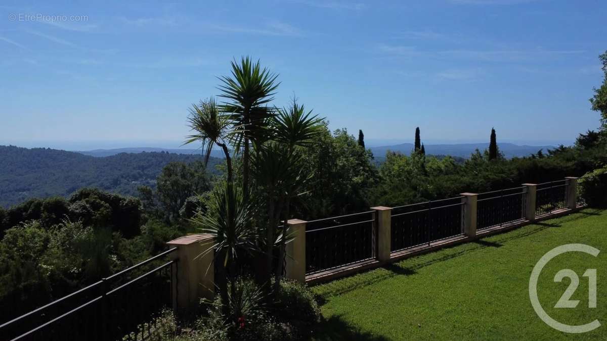 Maison à CHATEAUNEUF-GRASSE