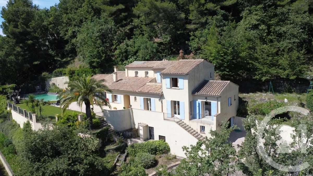 Maison à CHATEAUNEUF-GRASSE