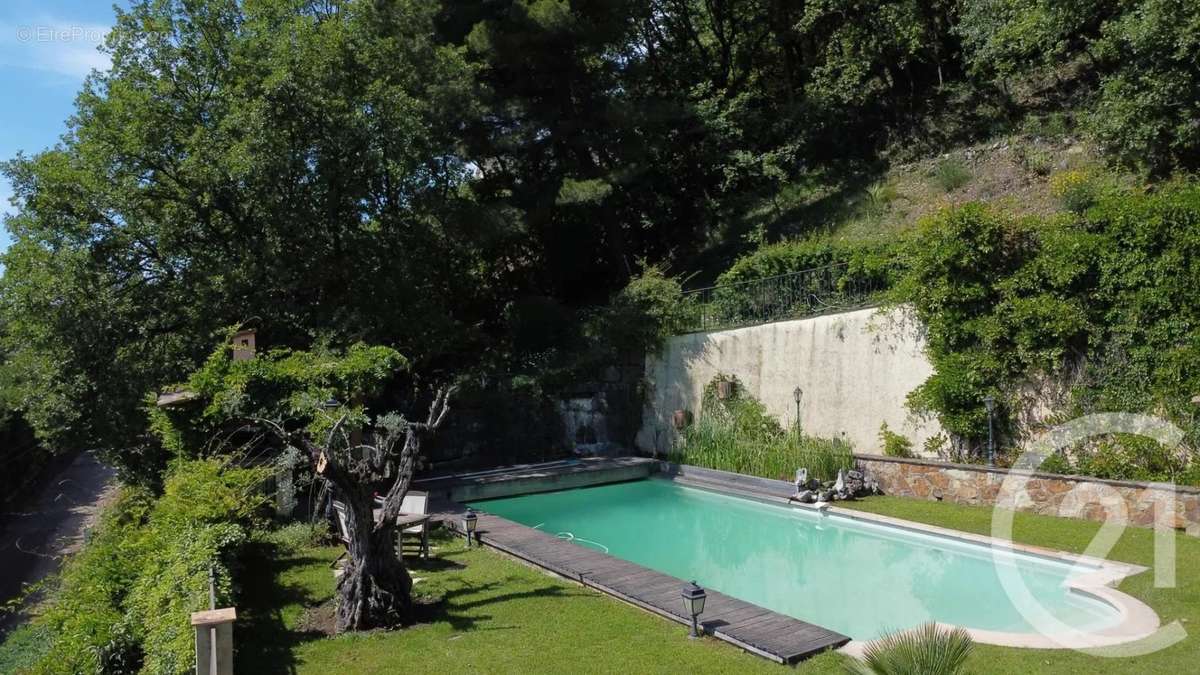 Maison à CHATEAUNEUF-GRASSE