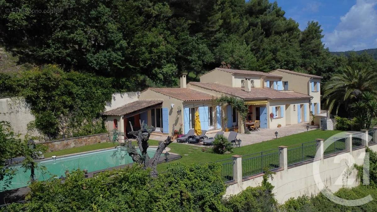 Maison à CHATEAUNEUF-GRASSE