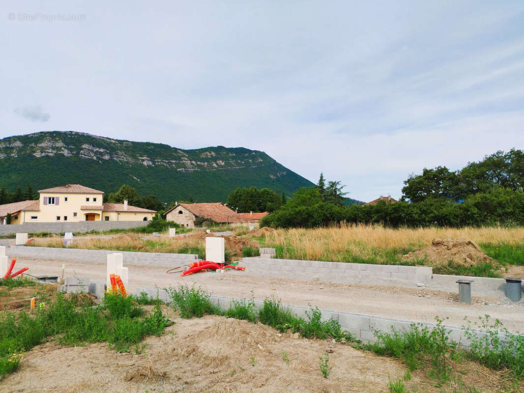 Terrain à LARAGNE-MONTEGLIN