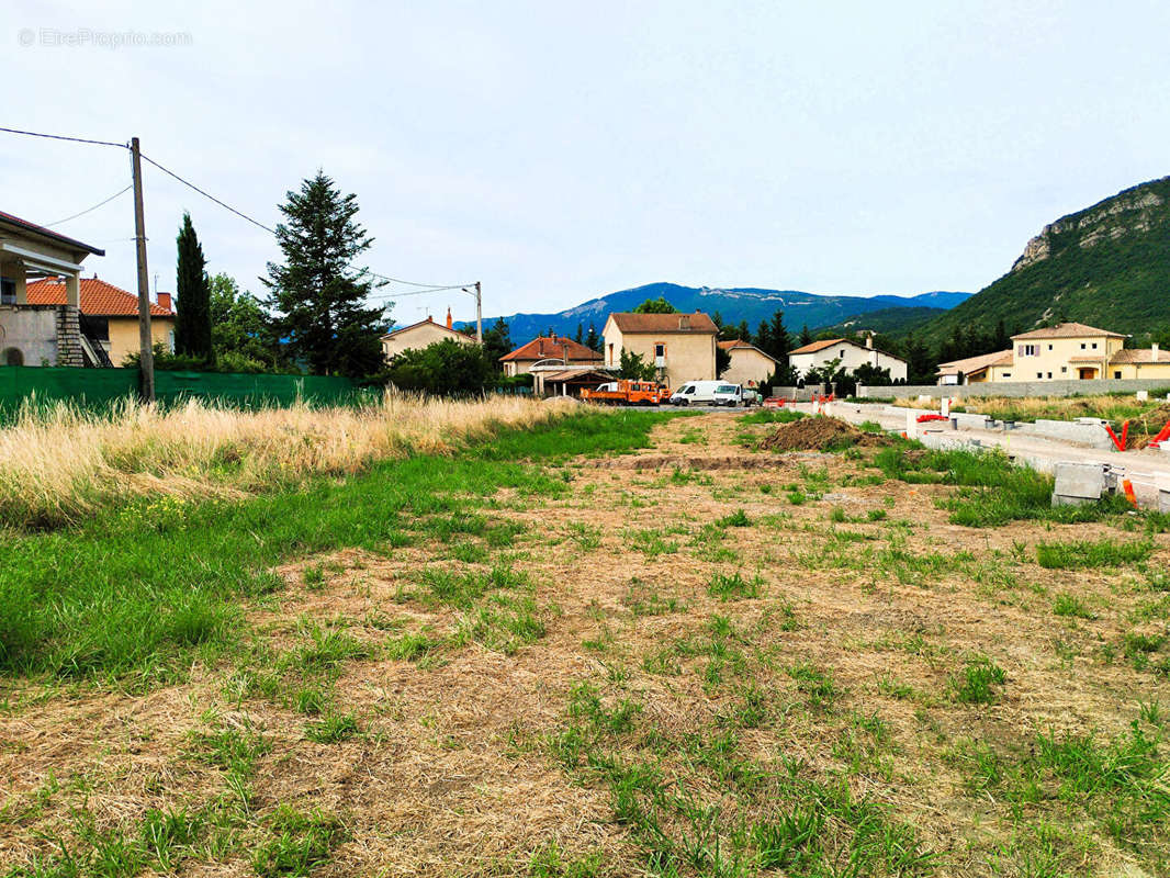 Terrain à LARAGNE-MONTEGLIN