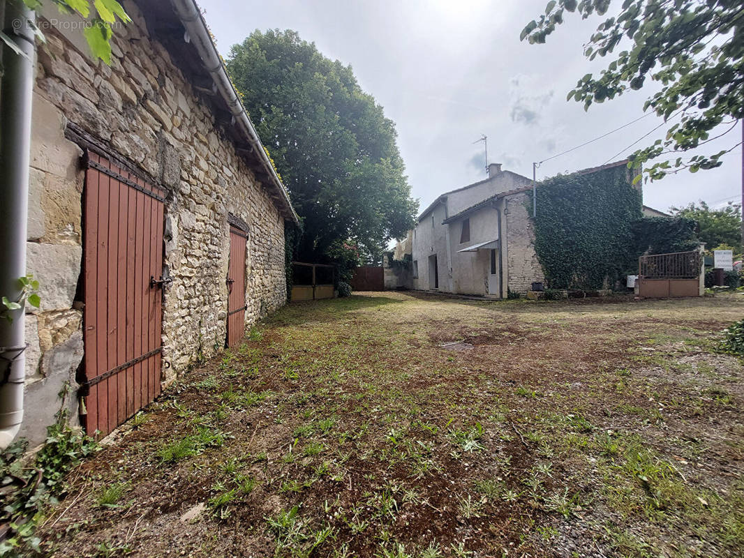 Maison à VENDEUVRE-DU-POITOU