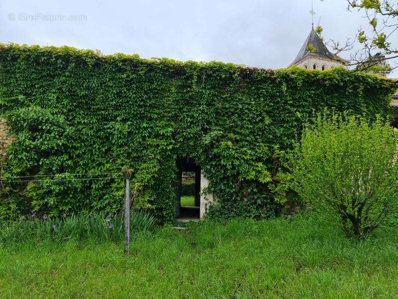 Maison à MONTMOREAU-SAINT-CYBARD