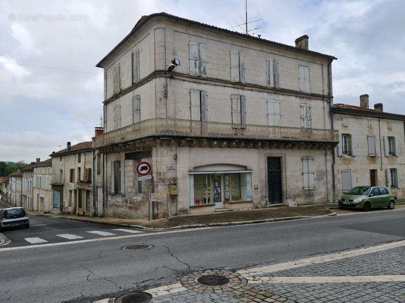 Maison à MONTMOREAU-SAINT-CYBARD