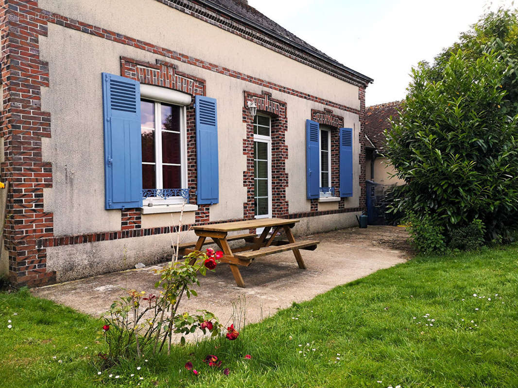 Maison à LES CORVEES-LES-YYS