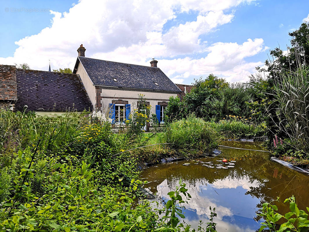 Maison à LES CORVEES-LES-YYS