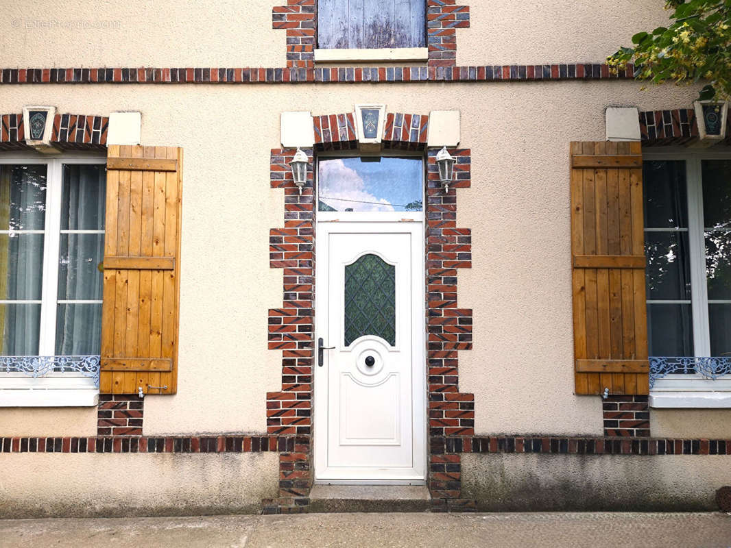 Maison à LES CORVEES-LES-YYS