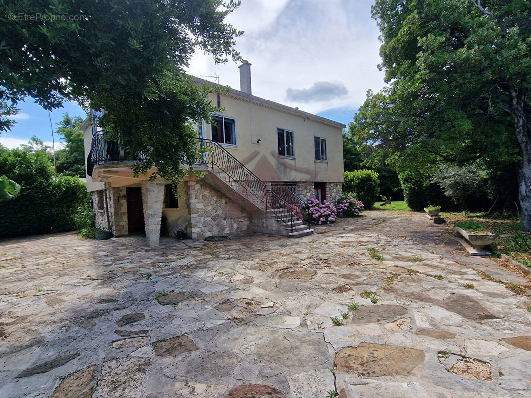 Maison à SAINT-BRES