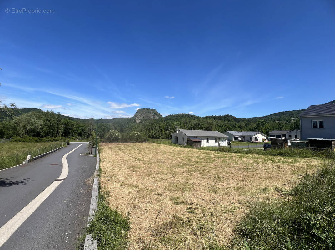 Terrain à SAINT-JULIEN-CHAPTEUIL