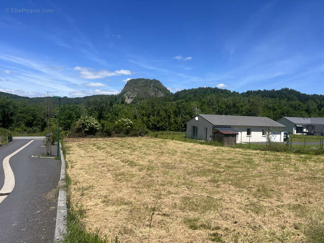 Terrain à SAINT-JULIEN-CHAPTEUIL