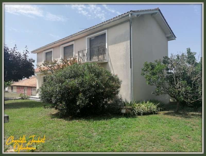 Maison à LA ROCHE-CHALAIS