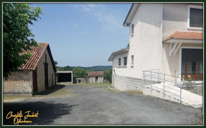 Maison à LA ROCHE-CHALAIS