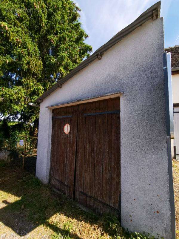 Maison à AZAY-LE-FERRON