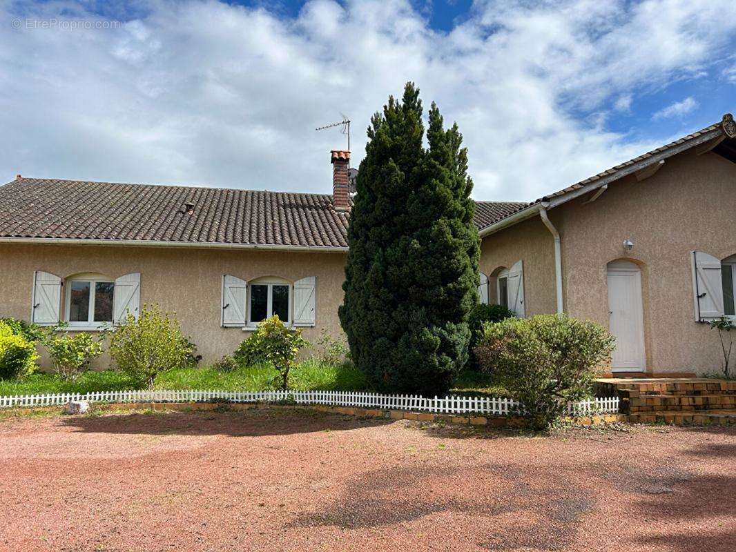 Maison à SAINT-ALBAN-LES-EAUX