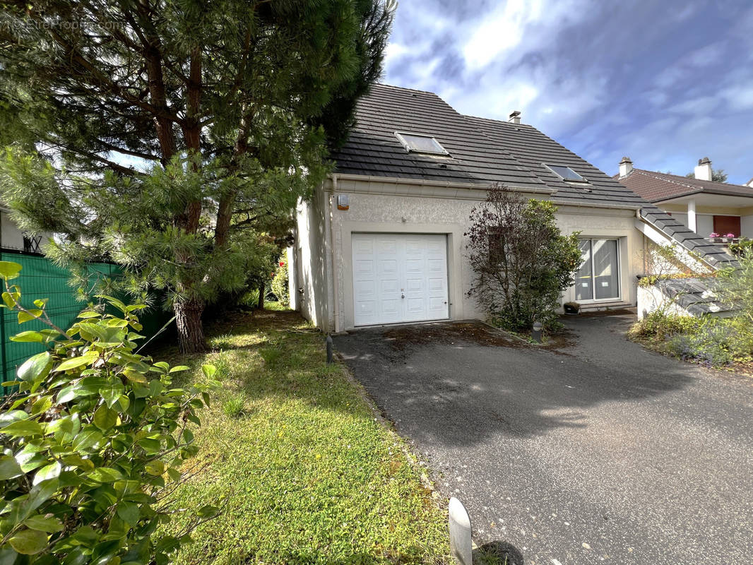 Maison à SAINTE-GENEVIEVE-DES-BOIS