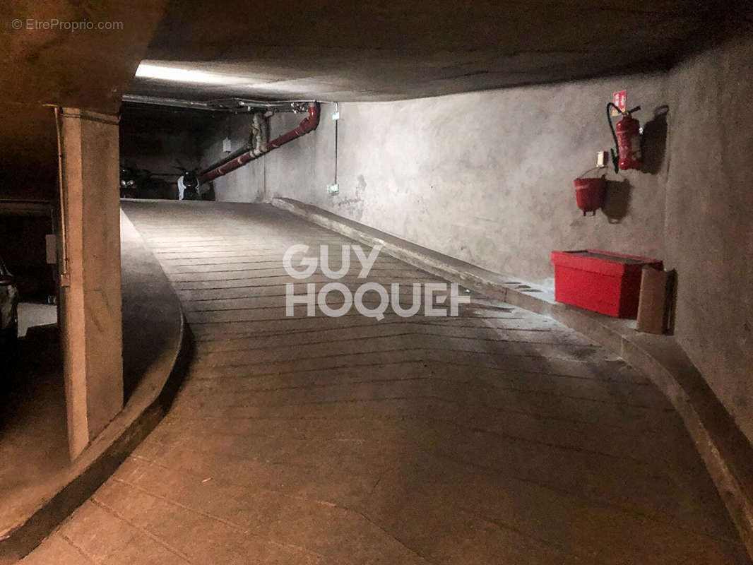 Parking à PARIS-18E