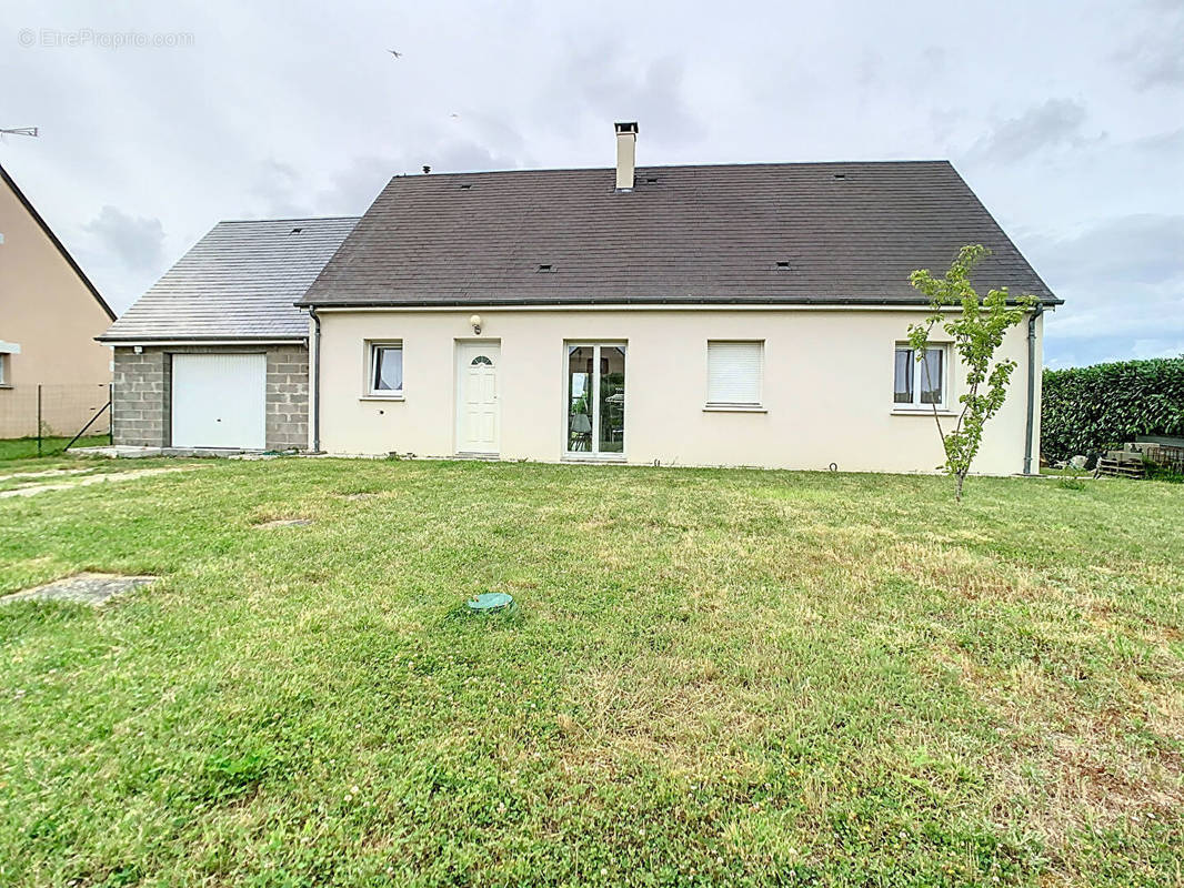 Maison à VILLAINES-LES-ROCHERS