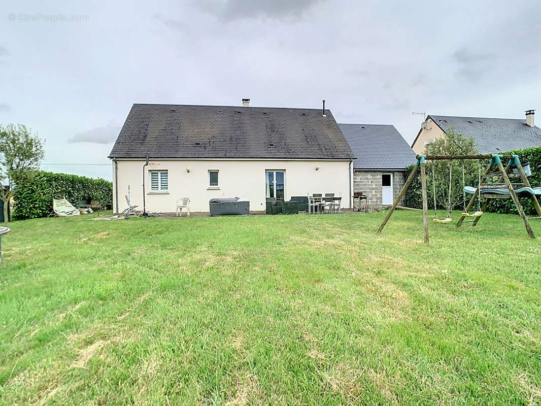 Maison à VILLAINES-LES-ROCHERS