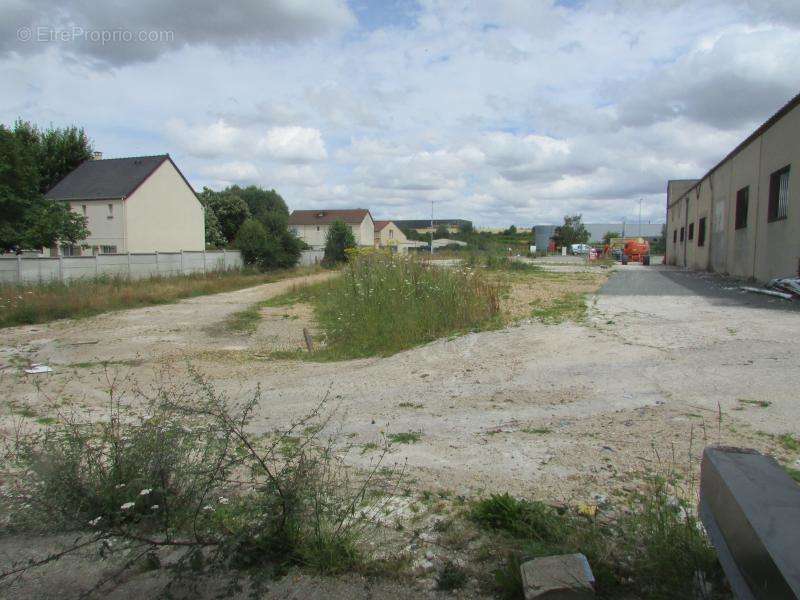 Terrain à CHERISY