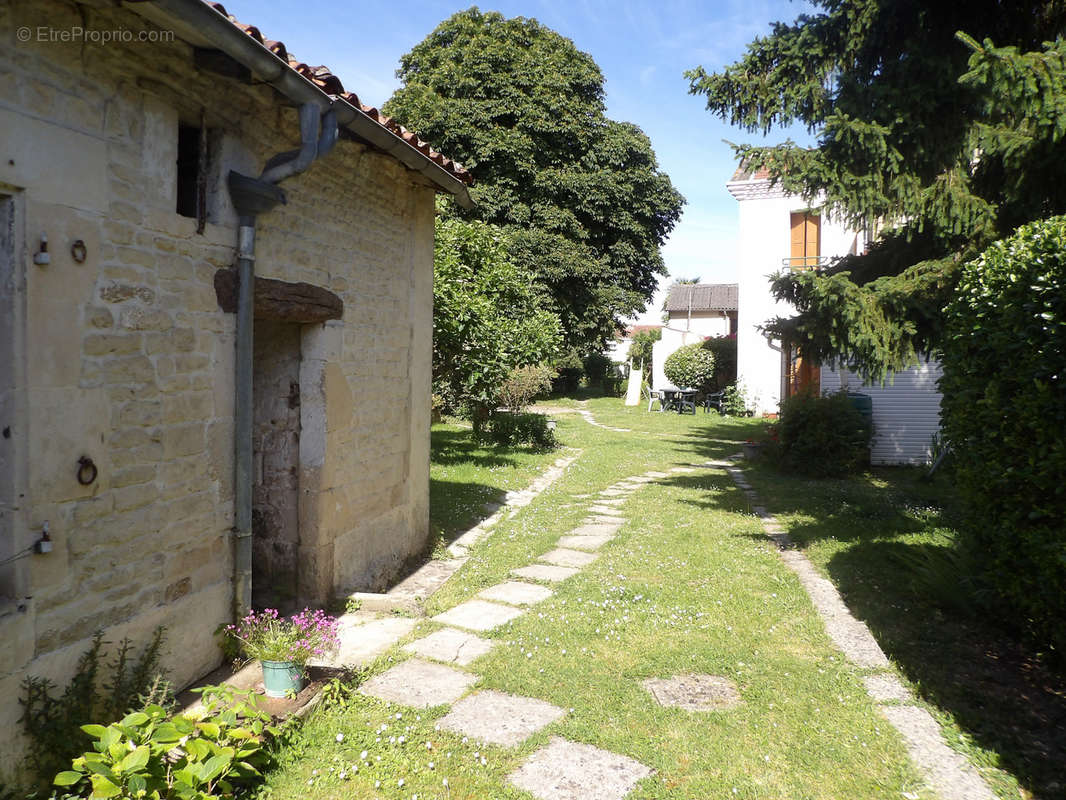 Maison à BEAUVAIS-SUR-MATHA