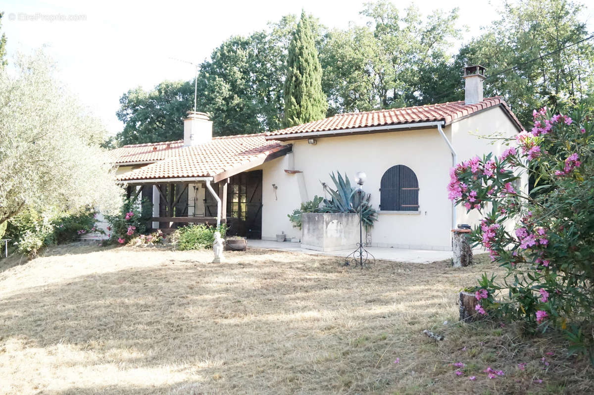 Maison à SAINT-CLAR-DE-RIVIERE