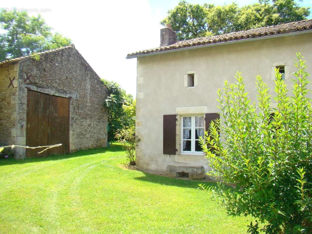 Maison à CHAMPAGNE-SAINT-HILAIRE