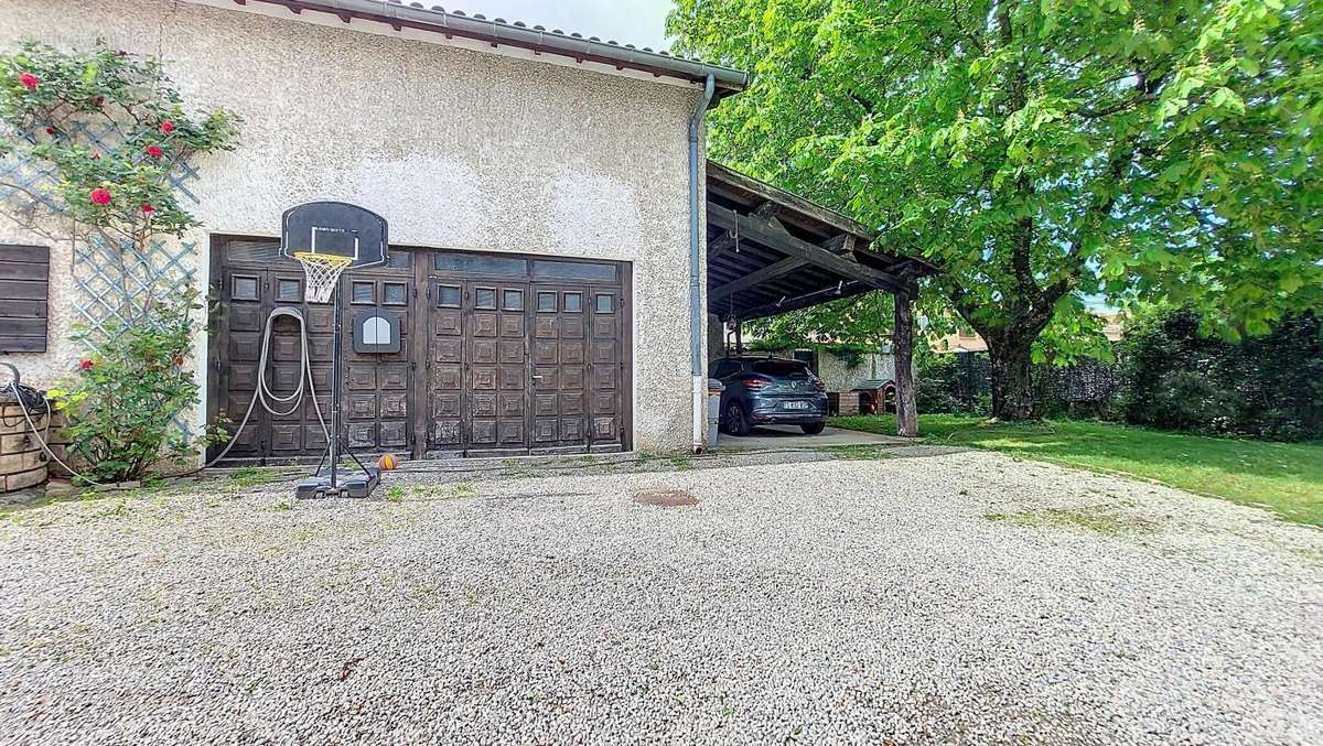 Parking à SAINT-PRIEST