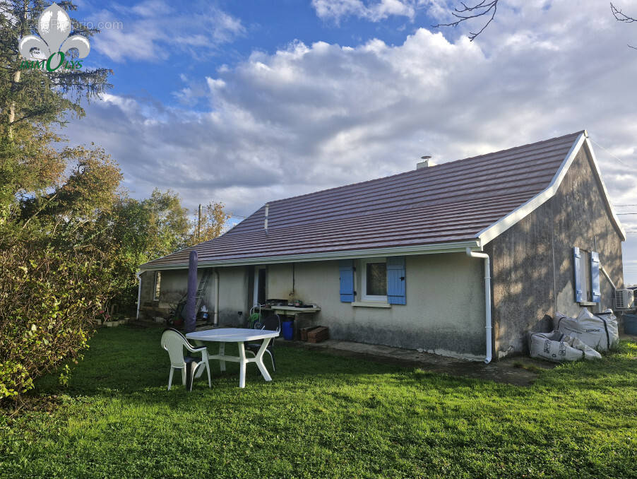 Maison à LES ESSARDS-TAIGNEVAUX