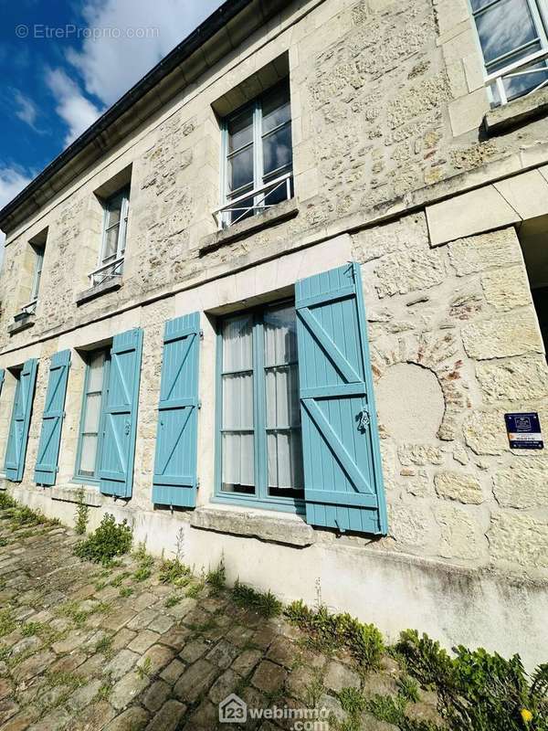 Dans un immeuble de charme et sécurisé, appartement situé en rez-de-chaussée - Appartement à LAON