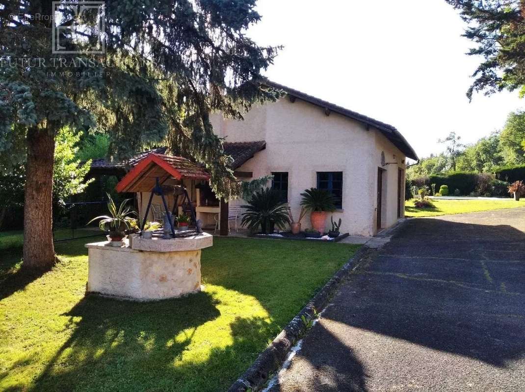 Maison à JAVERLHAC-ET-LA-CHAPELLE-SAINT-ROBERT