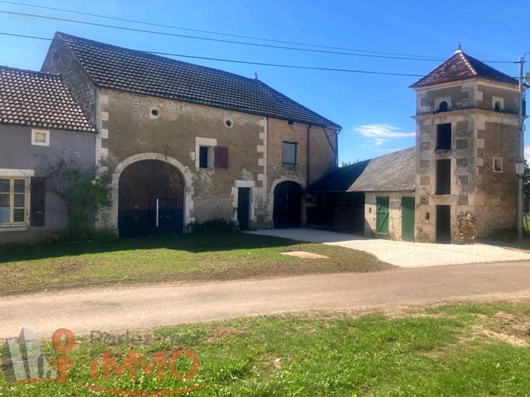 Maison à SOUGERES-EN-PUISAYE