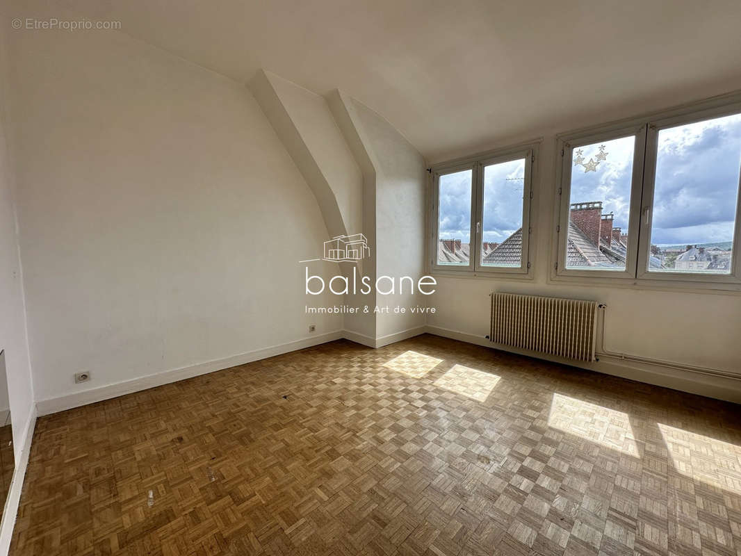 Chambre 1 - Appartement à ELBEUF