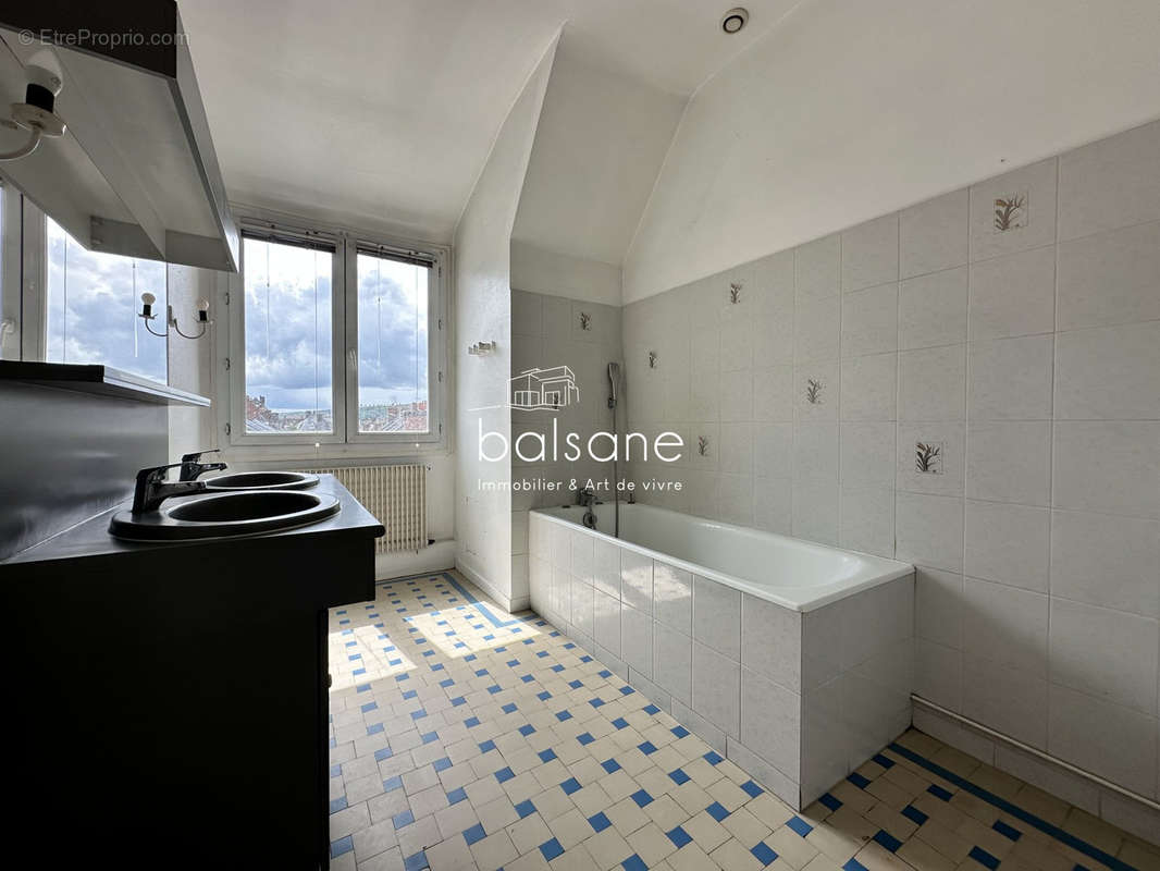 Salle de bains - Appartement à ELBEUF