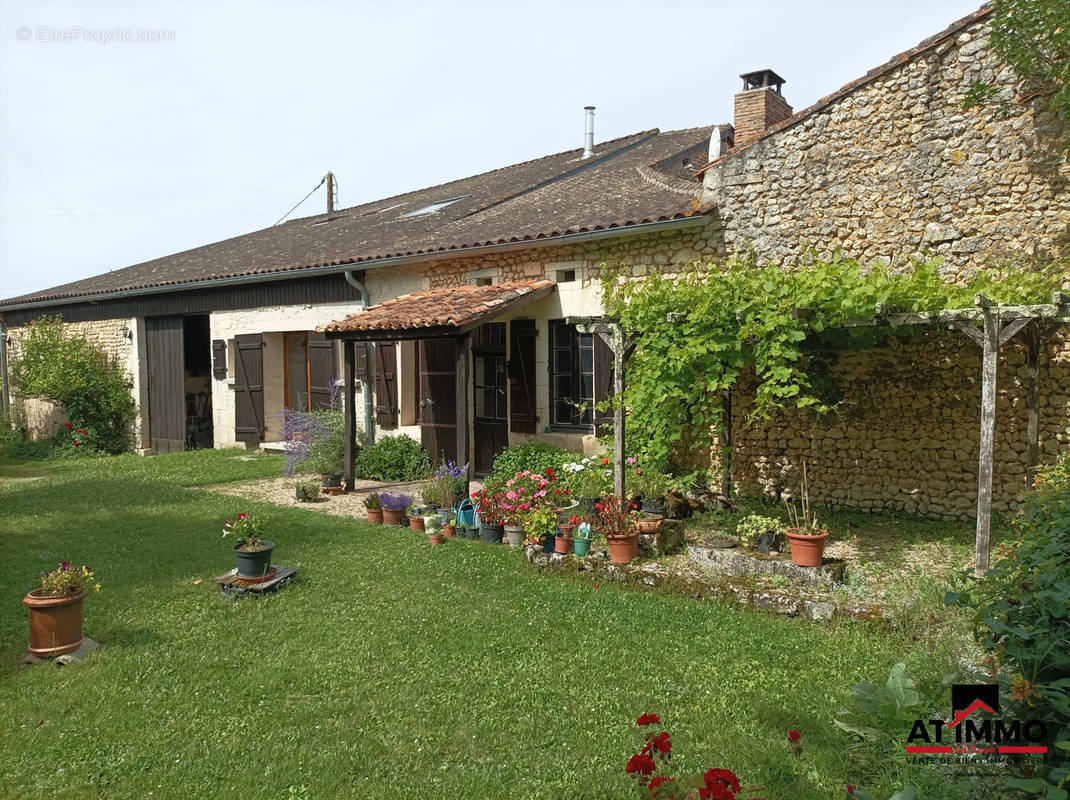 Maison à BORS(CANTON DE MONTMOREAU-SAINT-CYBARD)