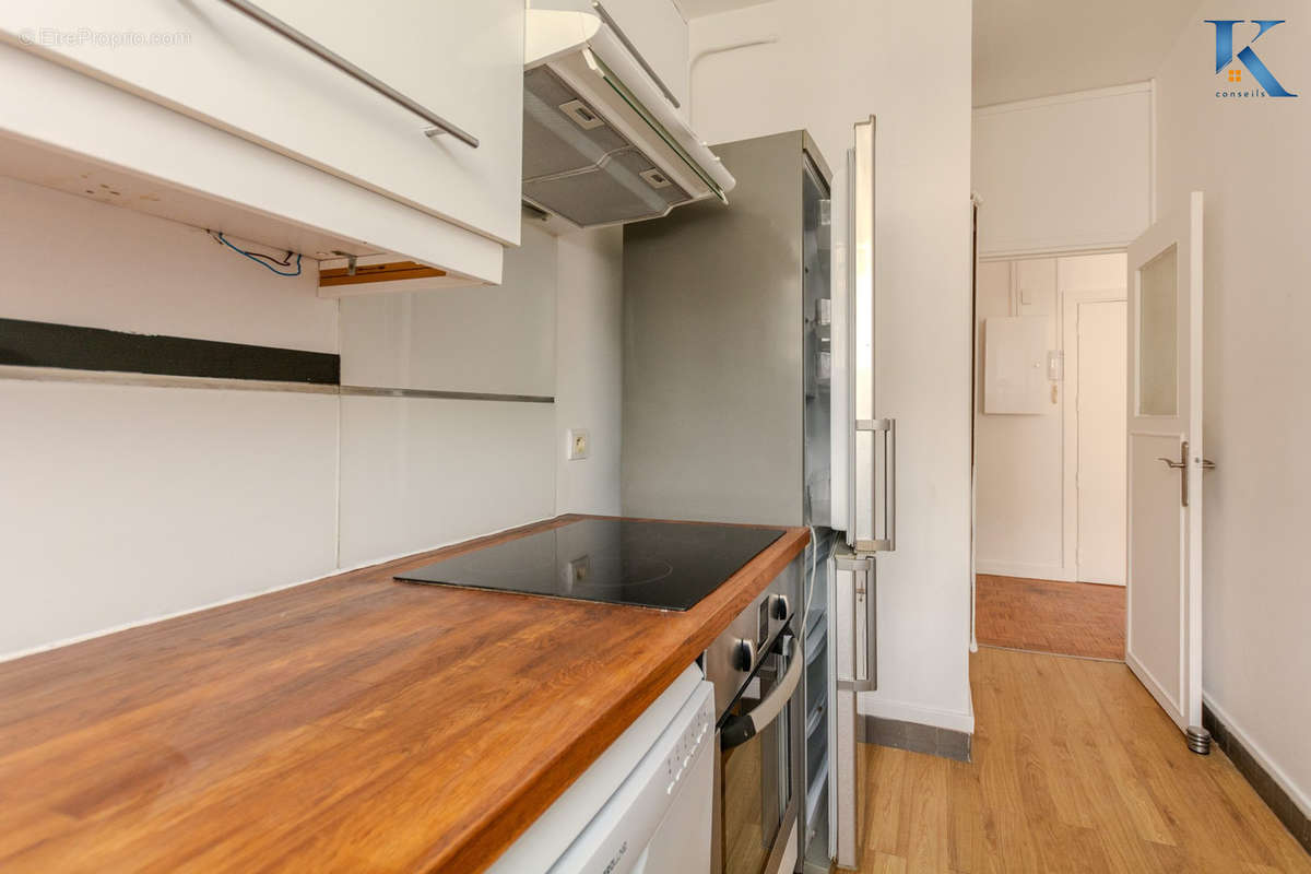 Cuisine aménagée et équipée - Appartement à PARIS-17E