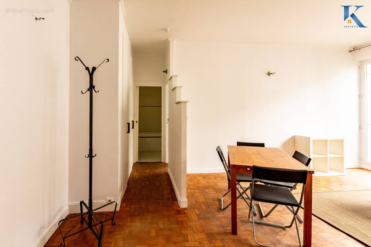 Entrée avec accès couloir chambre et salle de bains - Appartement à PARIS-17E