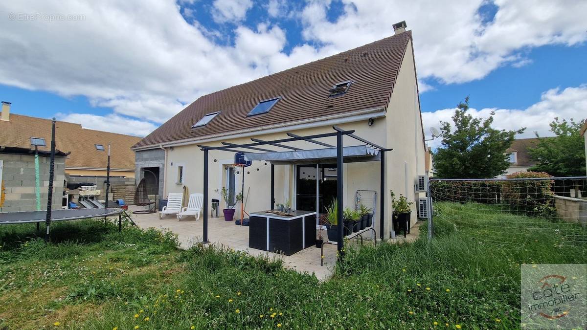 Maison à LES GRANGES-LE-ROI