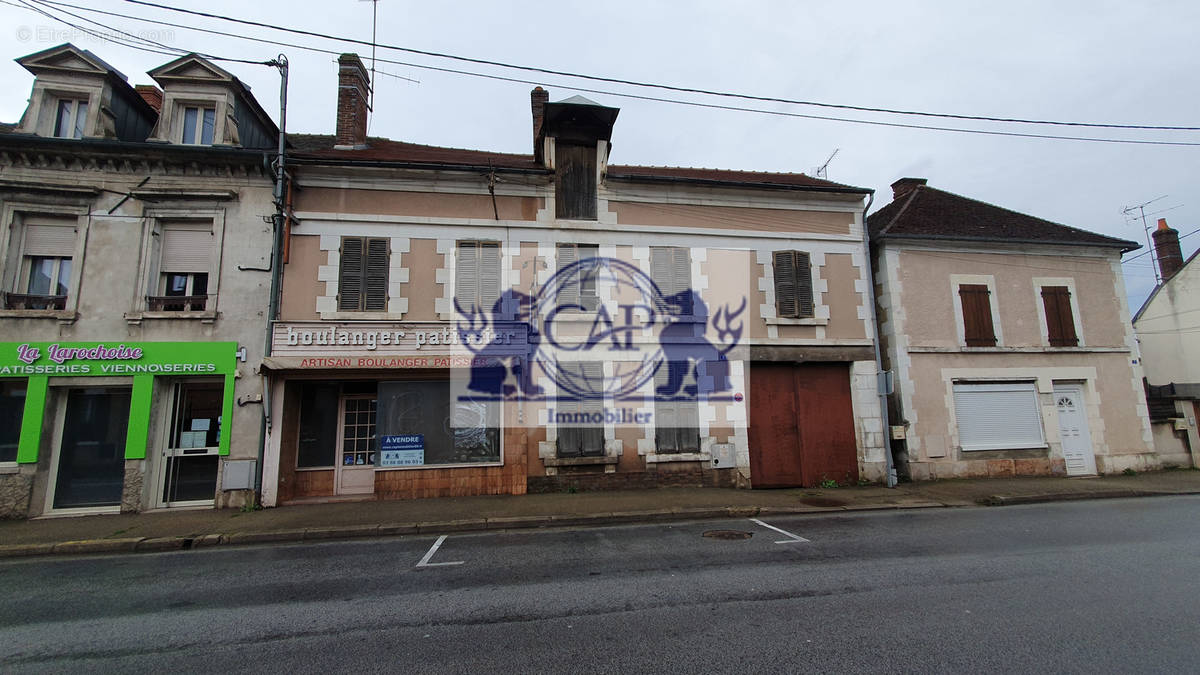 Commerce à LAROCHE-SAINT-CYDROINE