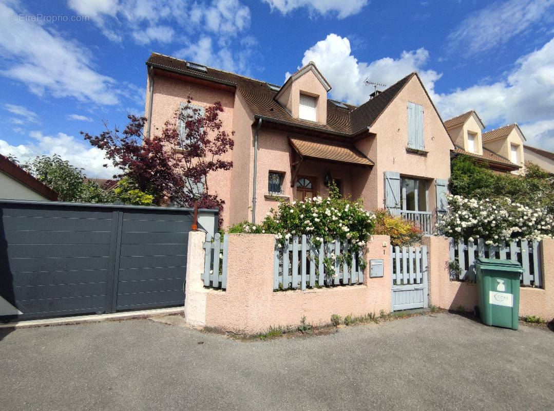 Maison à SARTROUVILLE