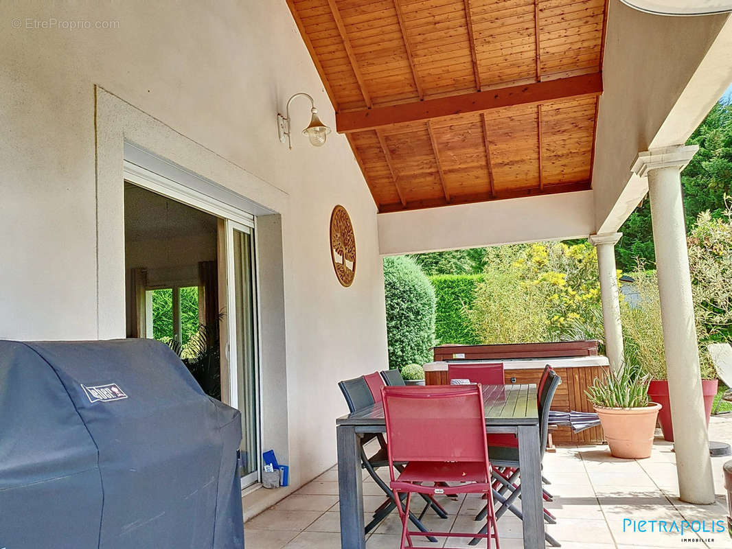 Terrasse couverte avec Jacuzzy face à piscine - Maison à VIENNE