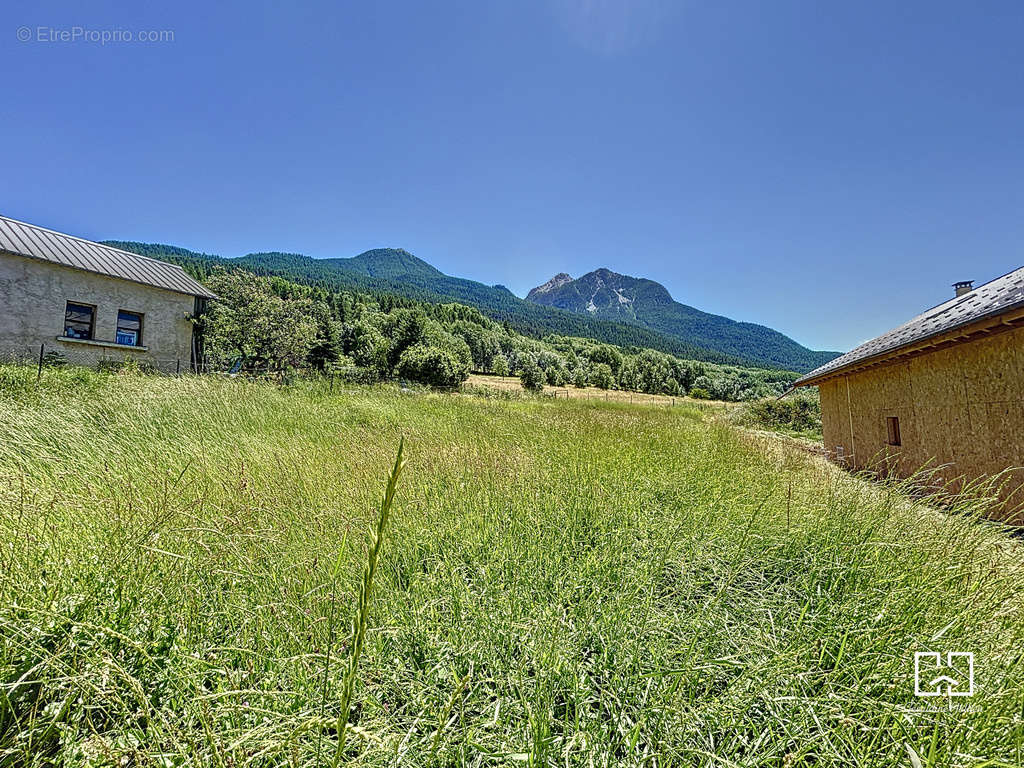 Terrain à VILLAR-SAINT-PANCRACE