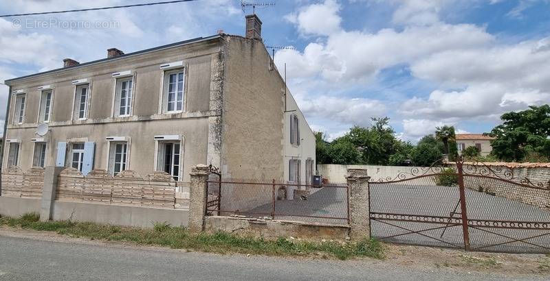 Maison à SAINT-SATURNIN-DU-BOIS