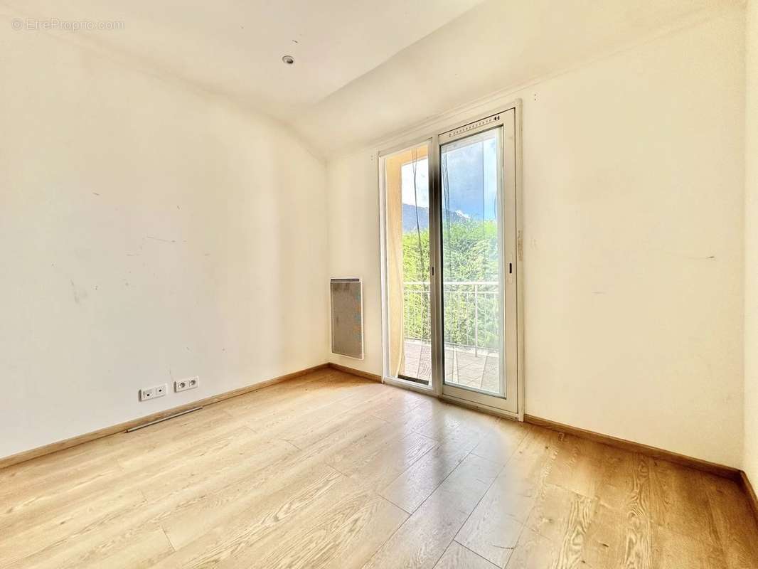 Appartement à TOURRETTE-LEVENS