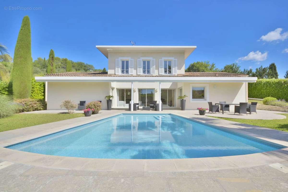 Maison à CHATEAUNEUF-GRASSE