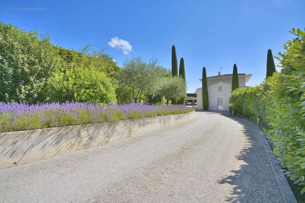 Maison à CHATEAUNEUF-GRASSE