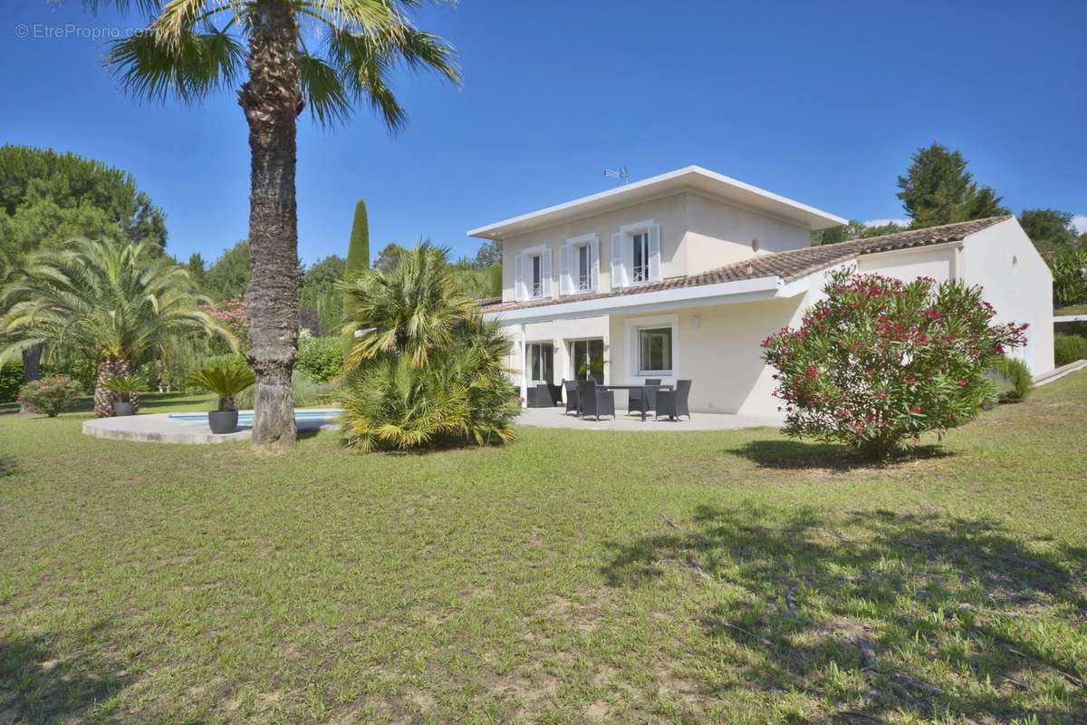 Maison à CHATEAUNEUF-GRASSE